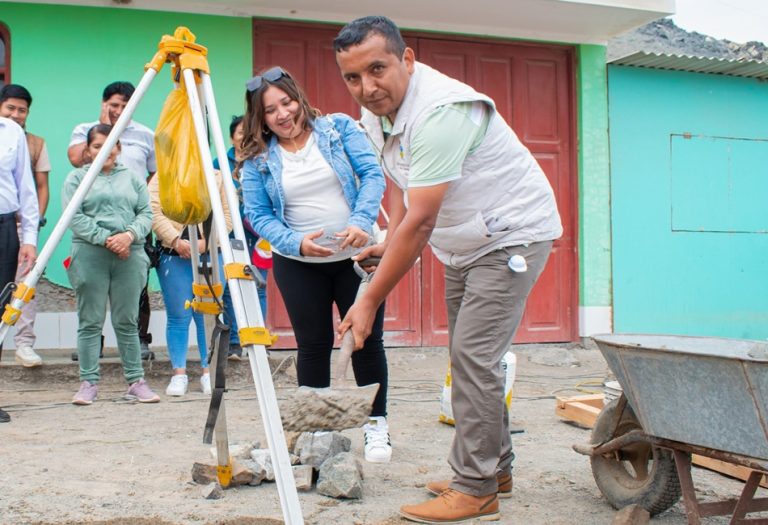 Colocación simbólica de la primera piedra de la obra de la I.E. 88027 Lacramarca Baja
