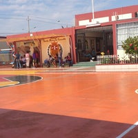 Patio de losa naranja del colegio Santa María de Cervelló con su kiosco, Nuevo Chimbote