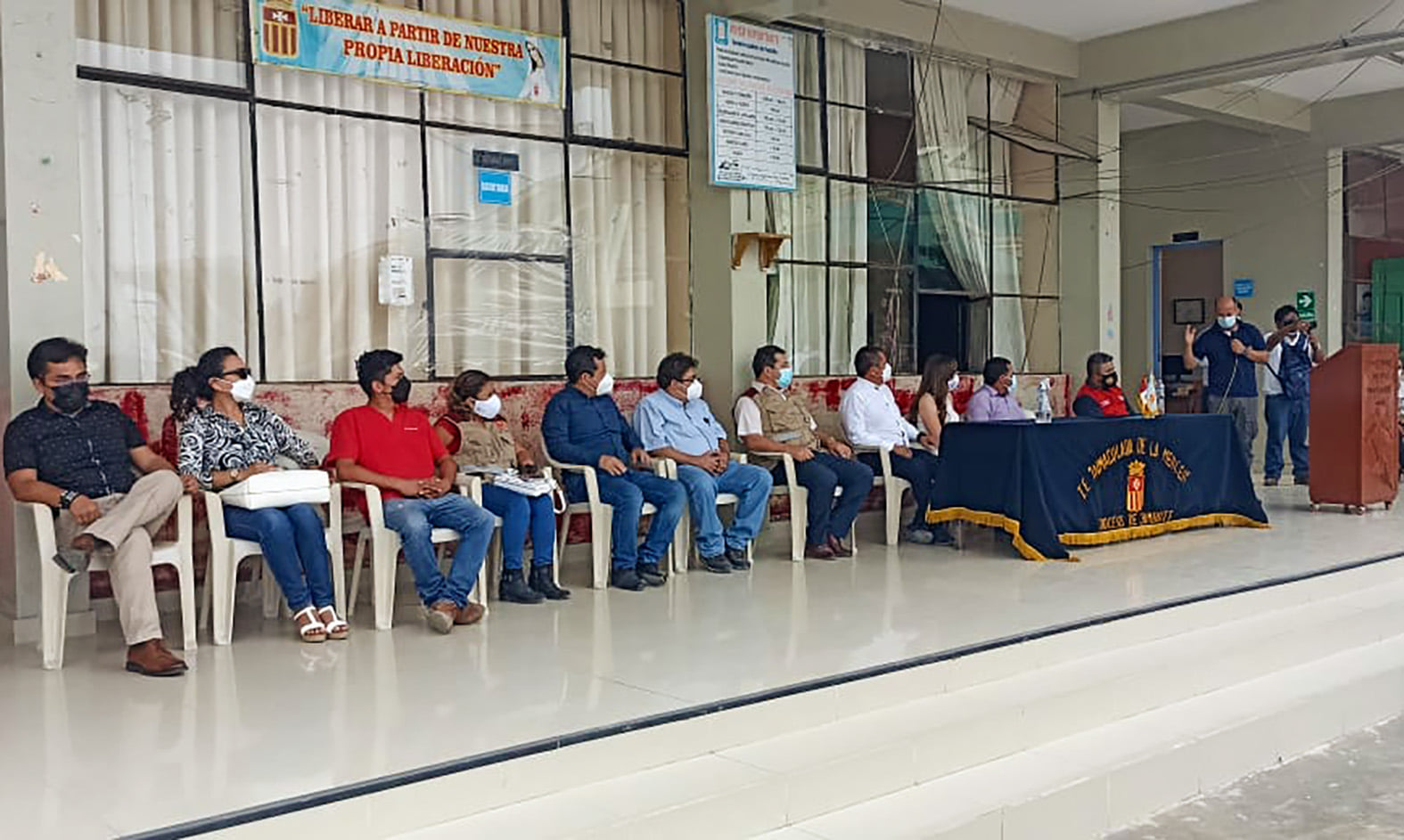 Ceremonia de la reconstrucción de la I.E. Inmaculada de la Merced con mantel institucional bordado