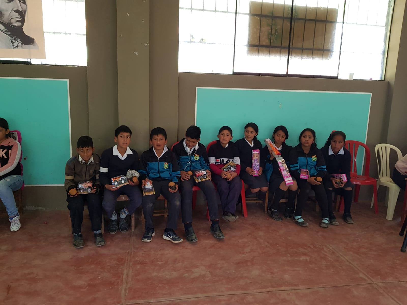 Estudiantes del San Luis de la Paz con juguetes nuevos