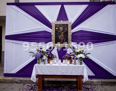 Fondo de altar Señor de los Milagros diseño 6: con panel central blanco y laterales morados