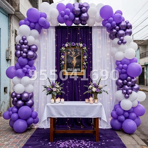 Fondo de altar Señor de los Milagros diseño 41: con arco y columnas de globos en morado y blanco