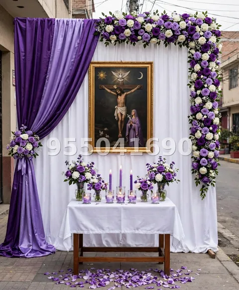Fondo de altar Señor de los Milagros diseño 57: con columna floral lateral y cortina morada al costado