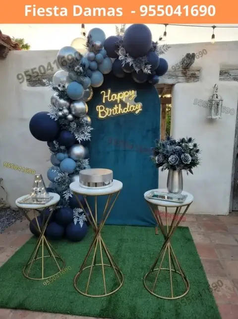 Decoración en azul marino y plata sobre grass sintético