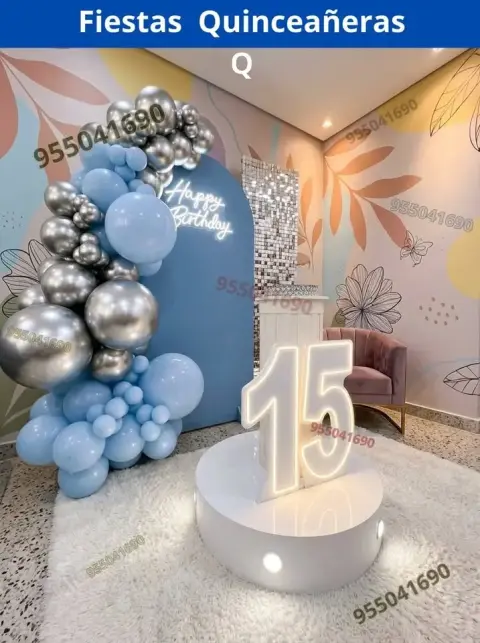 Decoración de quinceañera con globos metálicos en Trujillo