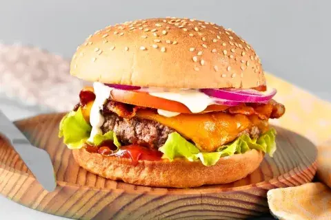 Hamburguesa con queso cheddar y tocino