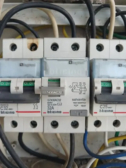 Tableros eléctricos e interruptores: instalación y reparación