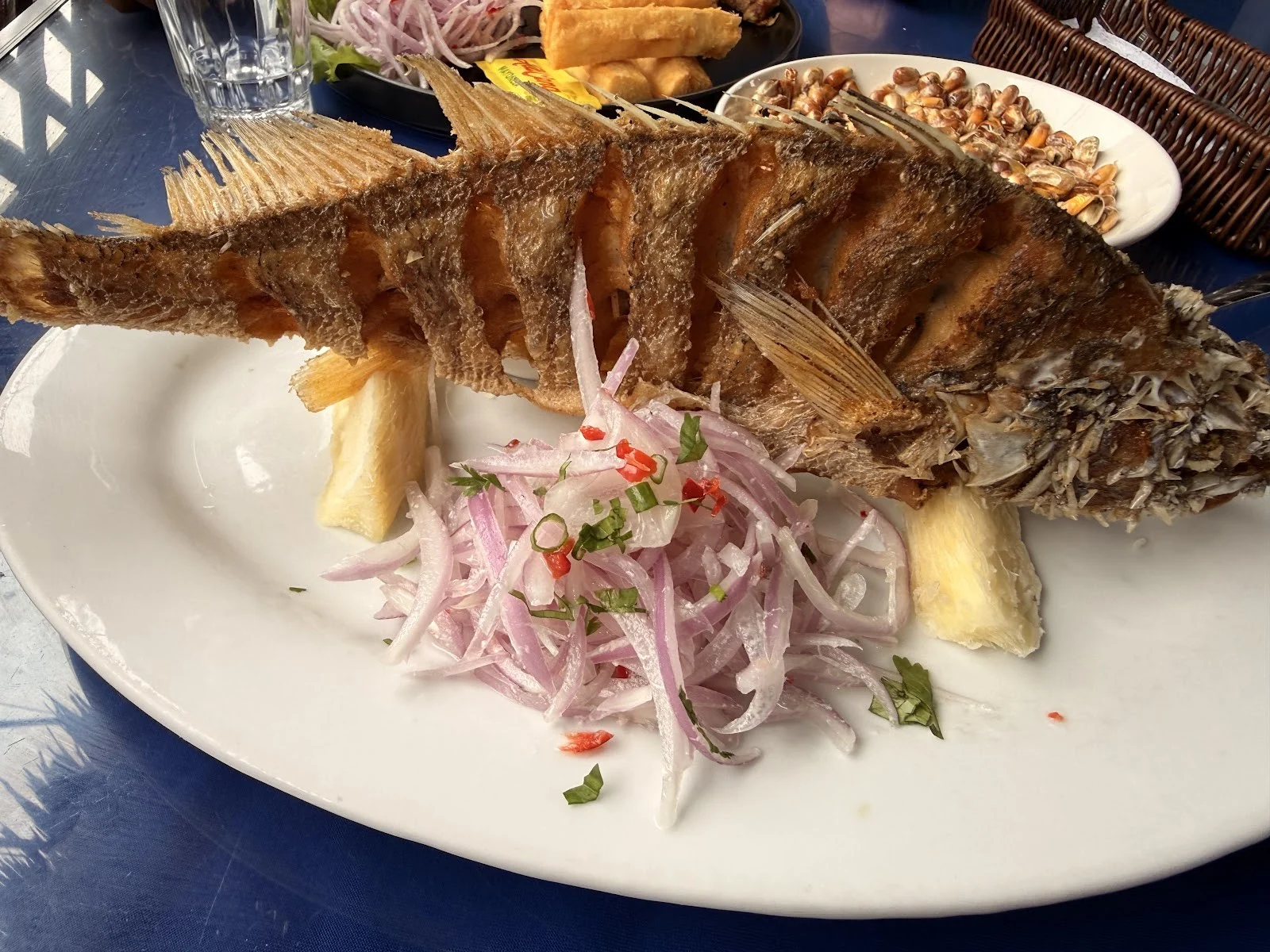 Pescado frito con arroz