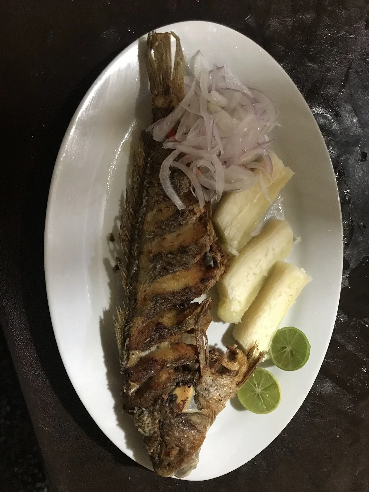 Pescado frito con arroz